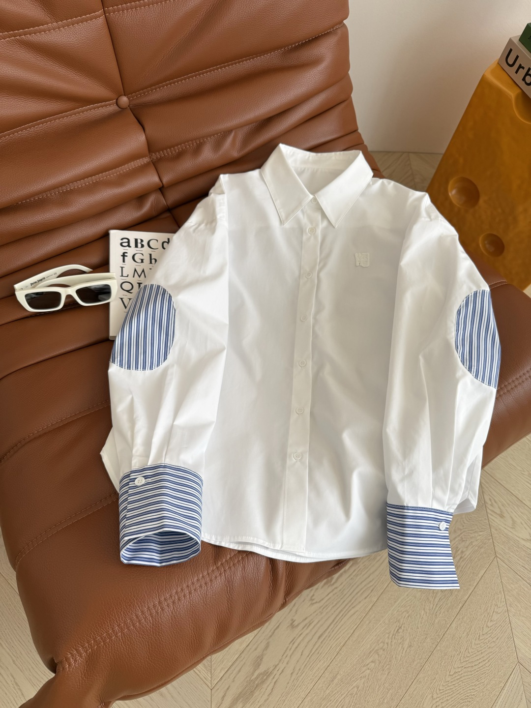 25早秋 腔调感设计～肘部补丁设计衬衫 袖口也是蓝色条纹拼接 很有设计感 清新减龄 一整个时髦Look 