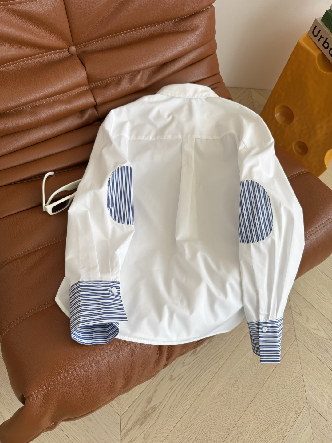 25早秋 腔调感设计～肘部补丁设计衬衫 袖口也是蓝色条纹拼接 很有设计感 清新减龄 一整个时髦Look 