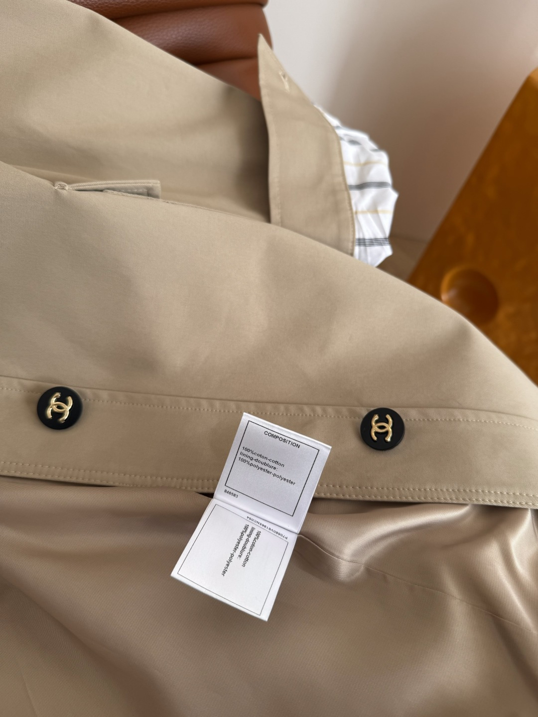 25FW🆕🆕氛围感满满的中长款风衣外套 中古风双C刺绣点缀 这个秋冬必入款 一秒上身Get时髦和慵懒气质