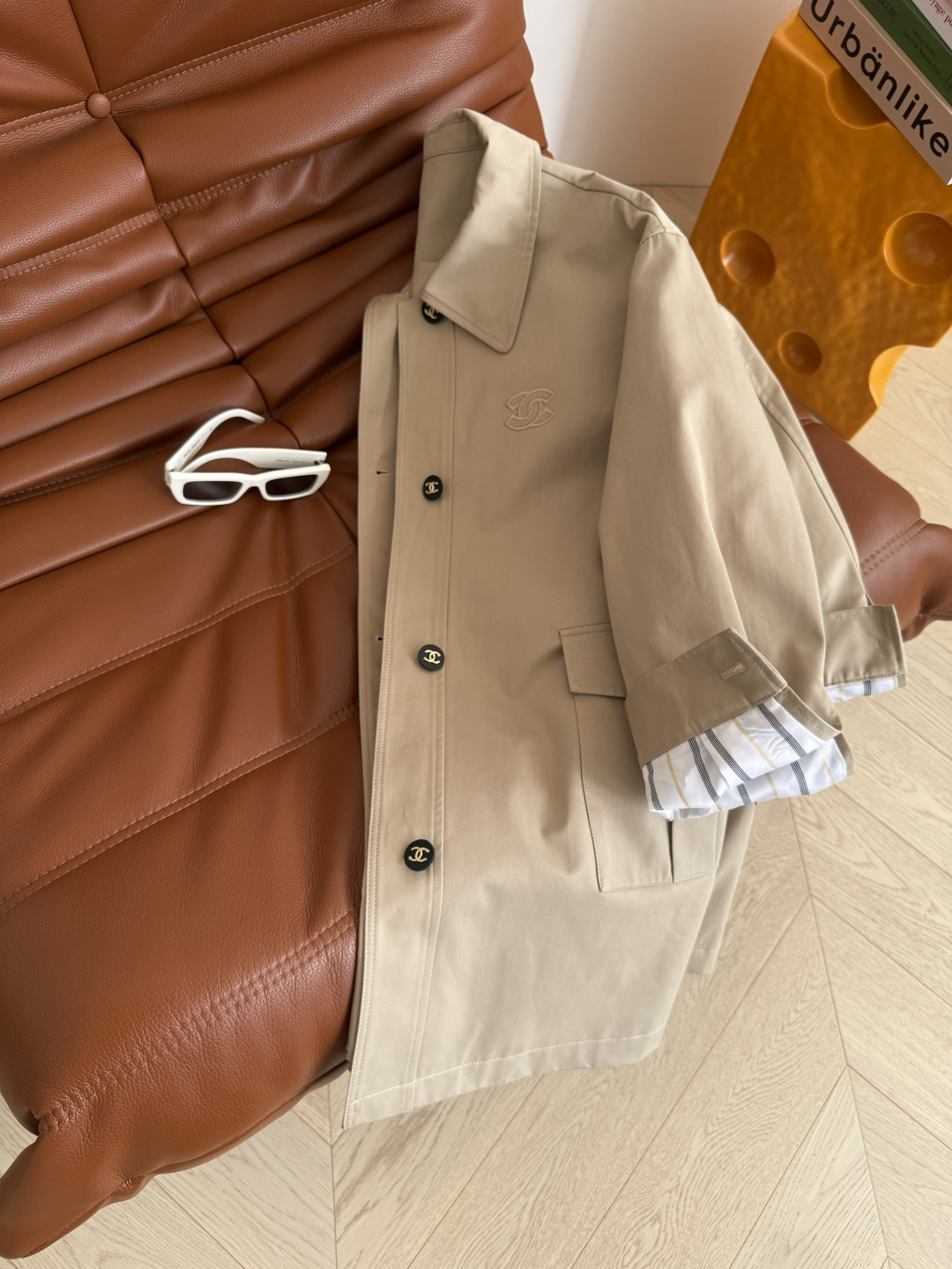 25FW🆕🆕氛围感满满的中长款风衣外套 中古风双C刺绣点缀 这个秋冬必入款 一秒上身Get时髦和慵懒气质