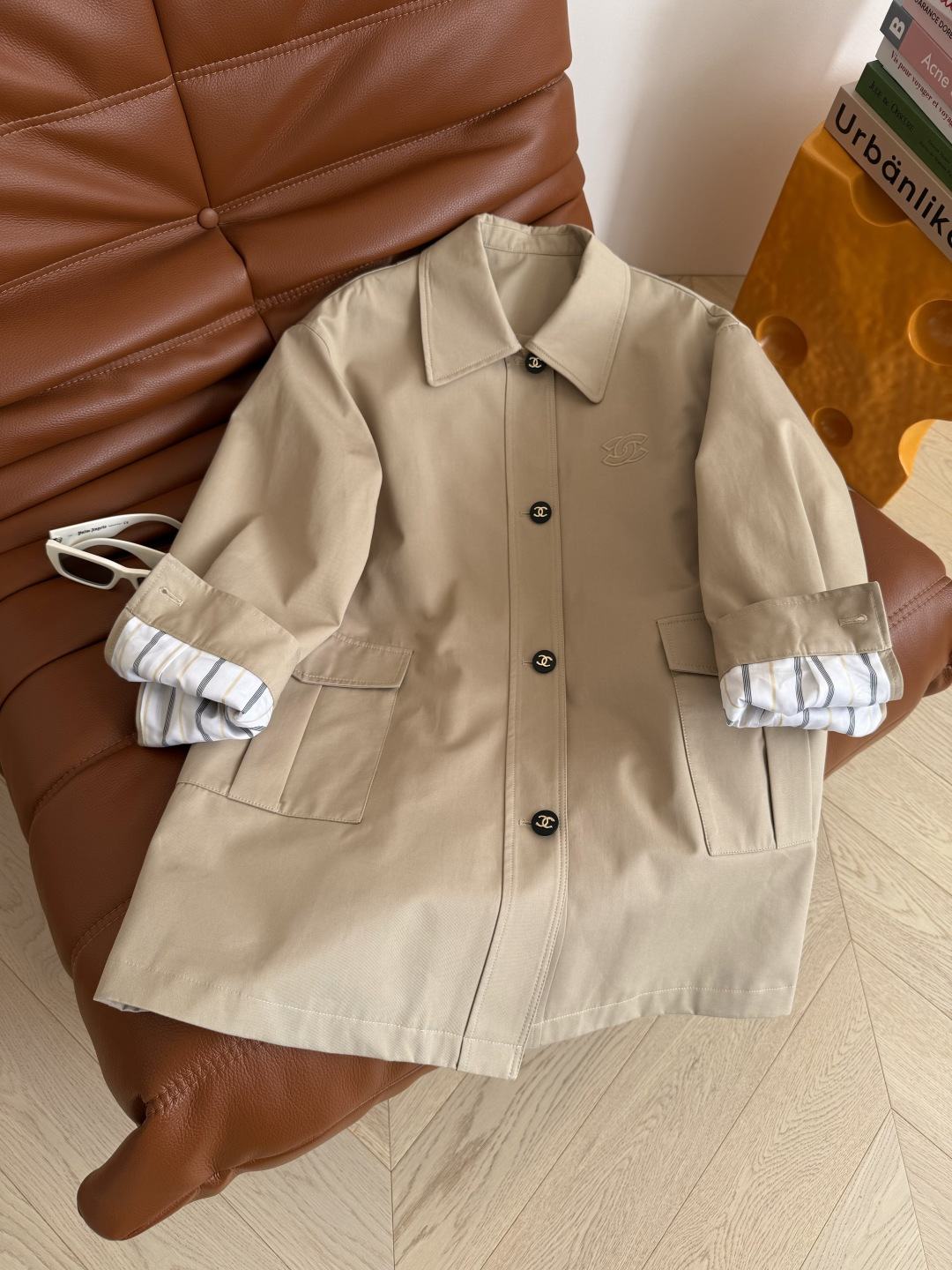 25FW🆕🆕氛围感满满的中长款风衣外套 中古风双C刺绣点缀 这个秋冬必入款 一秒上身Get时髦和慵懒气质