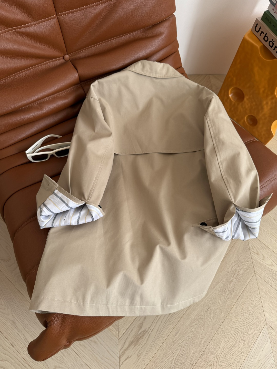 25FW🆕🆕氛围感满满的中长款风衣外套 中古风双C刺绣点缀 这个秋冬必入款 一秒上身Get时髦和慵懒气质