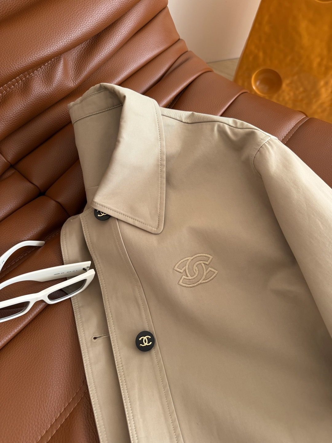 25FW🆕🆕氛围感满满的中长款风衣外套 中古风双C刺绣点缀 这个秋冬必入款 一秒上身Get时髦和慵懒气质