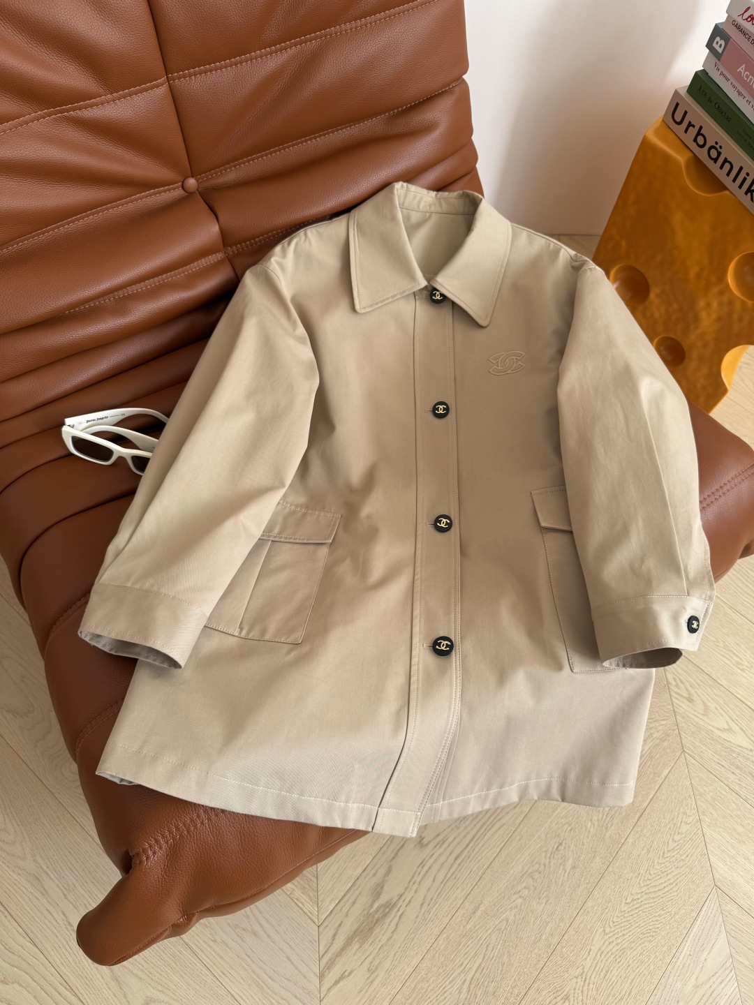 25FW🆕🆕氛围感满满的中长款风衣外套 中古风双C刺绣点缀 这个秋冬必入款 一秒上身Get时髦和慵懒气质