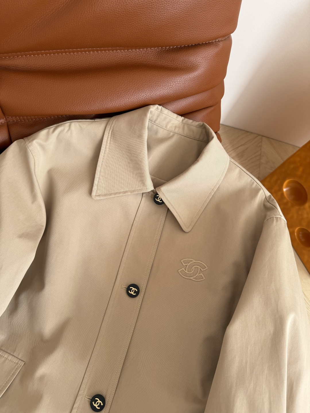 25FW🆕🆕氛围感满满的中长款风衣外套 中古风双C刺绣点缀 这个秋冬必入款 一秒上身Get时髦和慵懒气质