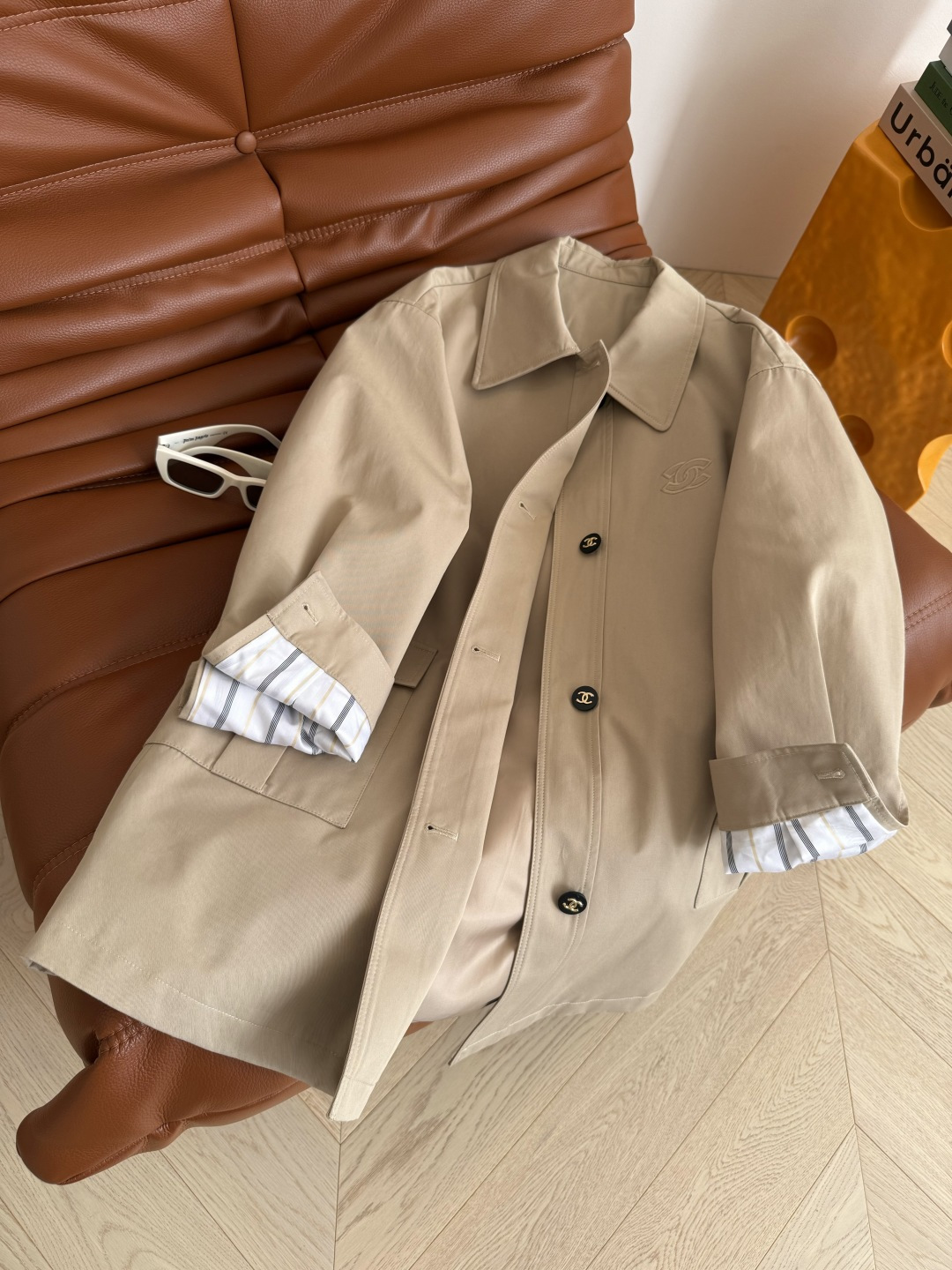 25FW🆕🆕氛围感满满的中长款风衣外套 中古风双C刺绣点缀 这个秋冬必入款 一秒上身Get时髦和慵懒气质