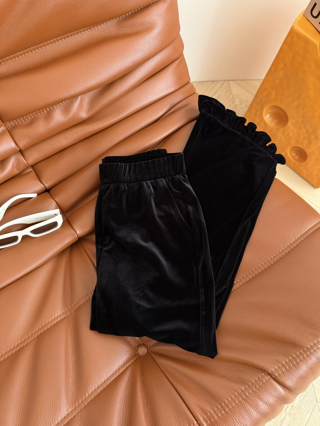 瘦瘦瘦！好穿好看 25新款 木耳花边拼接九分微喇丝绒裤 上身直接变身小鸟腿 简直是梨形身材的本命裤 版型