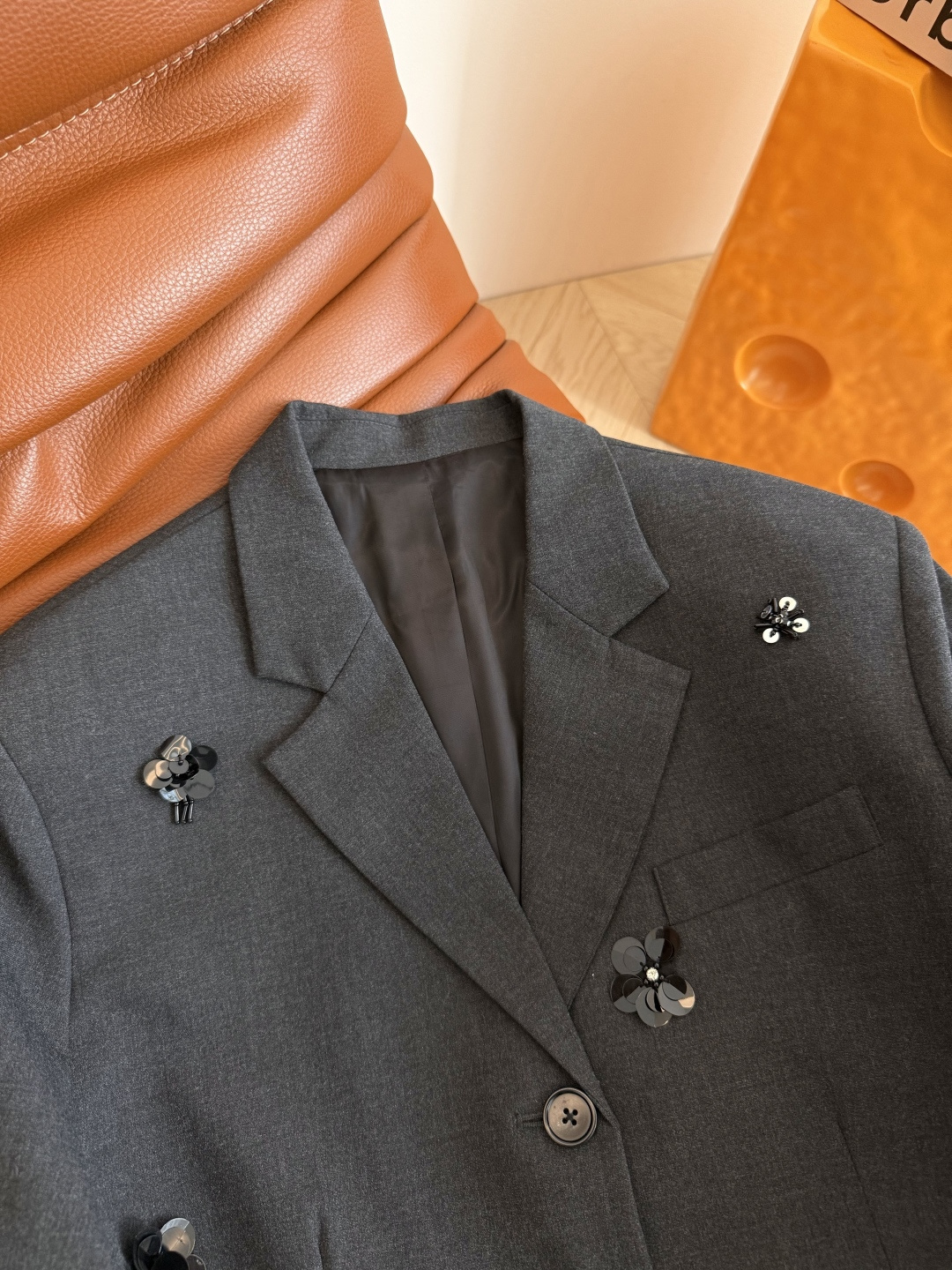 重工廓形感西装🧡🧡25秋冬 手工钉珠设计深灰西装外套 跳脱常规造型 一秒唤醒时髦型格 宽松廓形包容各种身