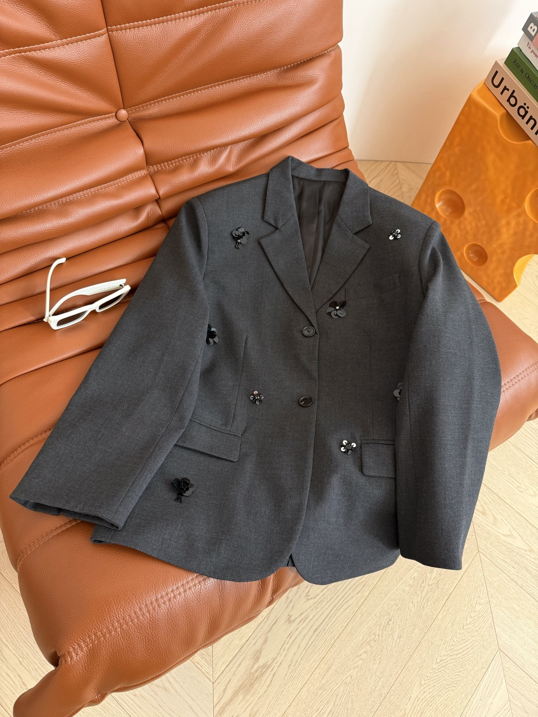 重工廓形感西装🧡🧡25秋冬 手工钉珠设计深灰西装外套 跳脱常规造型 一秒唤醒时髦型格 宽松廓形包容各种身