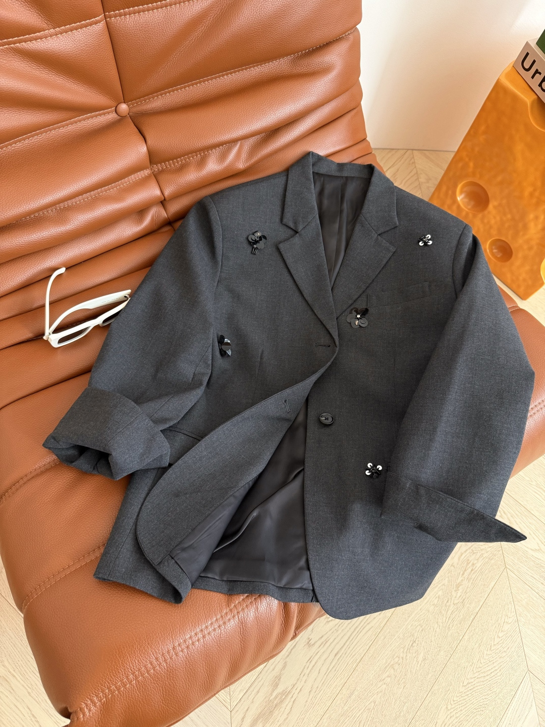 重工廓形感西装🧡🧡25秋冬 手工钉珠设计深灰西装外套 跳脱常规造型 一秒唤醒时髦型格 宽松廓形包容各种身