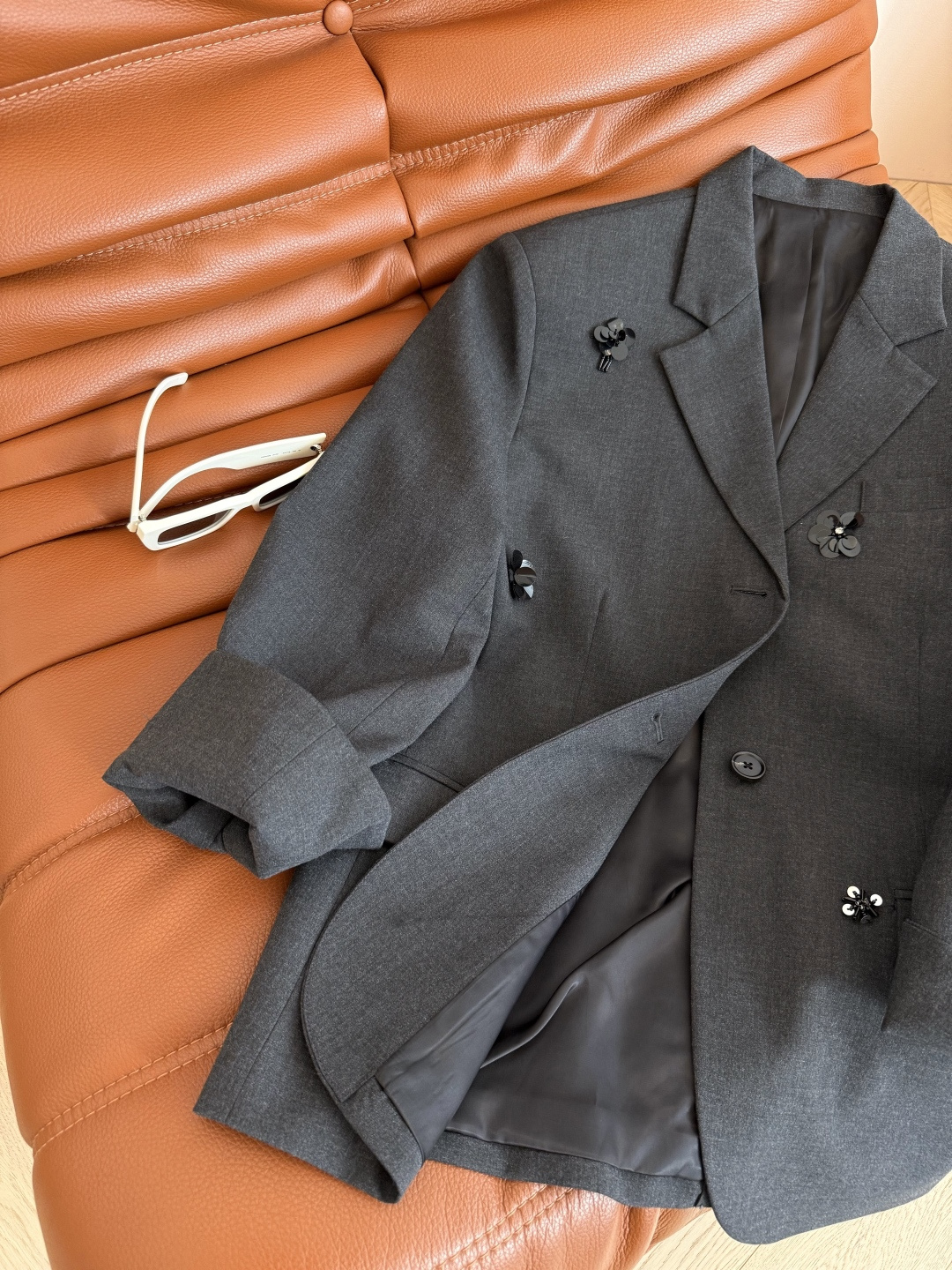 重工廓形感西装🧡🧡25秋冬 手工钉珠设计深灰西装外套 跳脱常规造型 一秒唤醒时髦型格 宽松廓形包容各种身