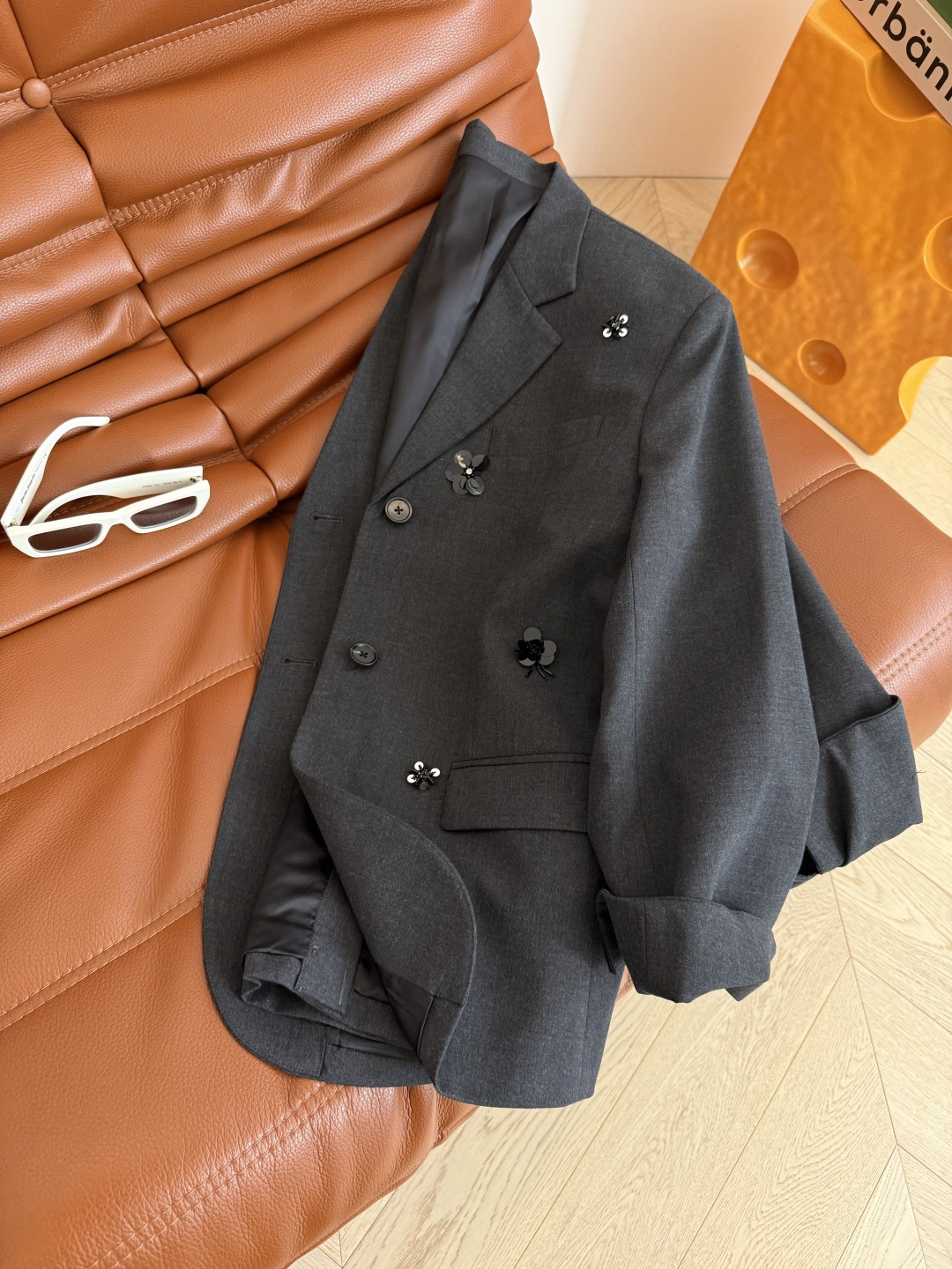 重工廓形感西装🧡🧡25秋冬 手工钉珠设计深灰西装外套 跳脱常规造型 一秒唤醒时髦型格 宽松廓形包容各种身