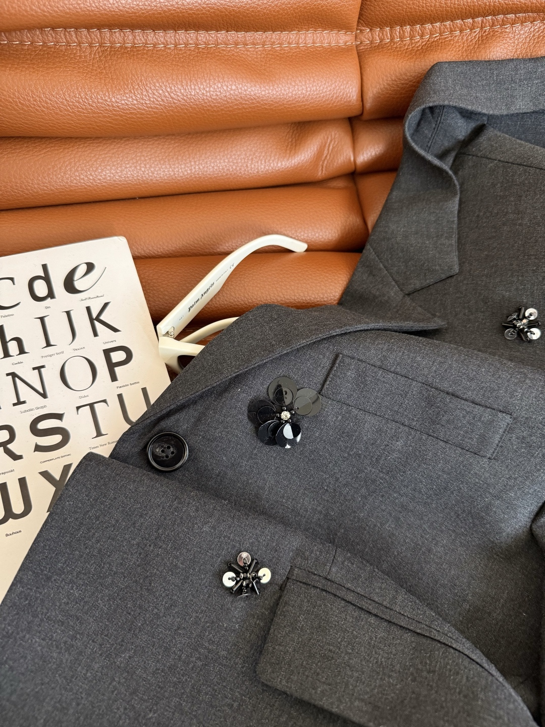 重工廓形感西装🧡🧡25秋冬 手工钉珠设计深灰西装外套 跳脱常规造型 一秒唤醒时髦型格 宽松廓形包容各种身