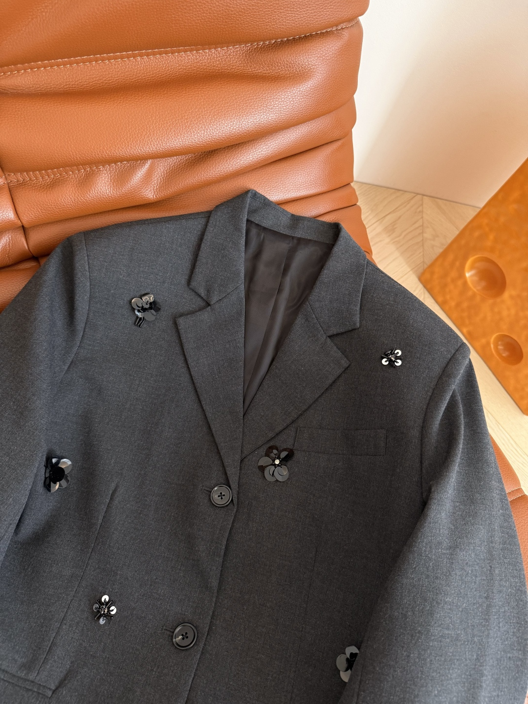 重工廓形感西装🧡🧡25秋冬 手工钉珠设计深灰西装外套 跳脱常规造型 一秒唤醒时髦型格 宽松廓形包容各种身