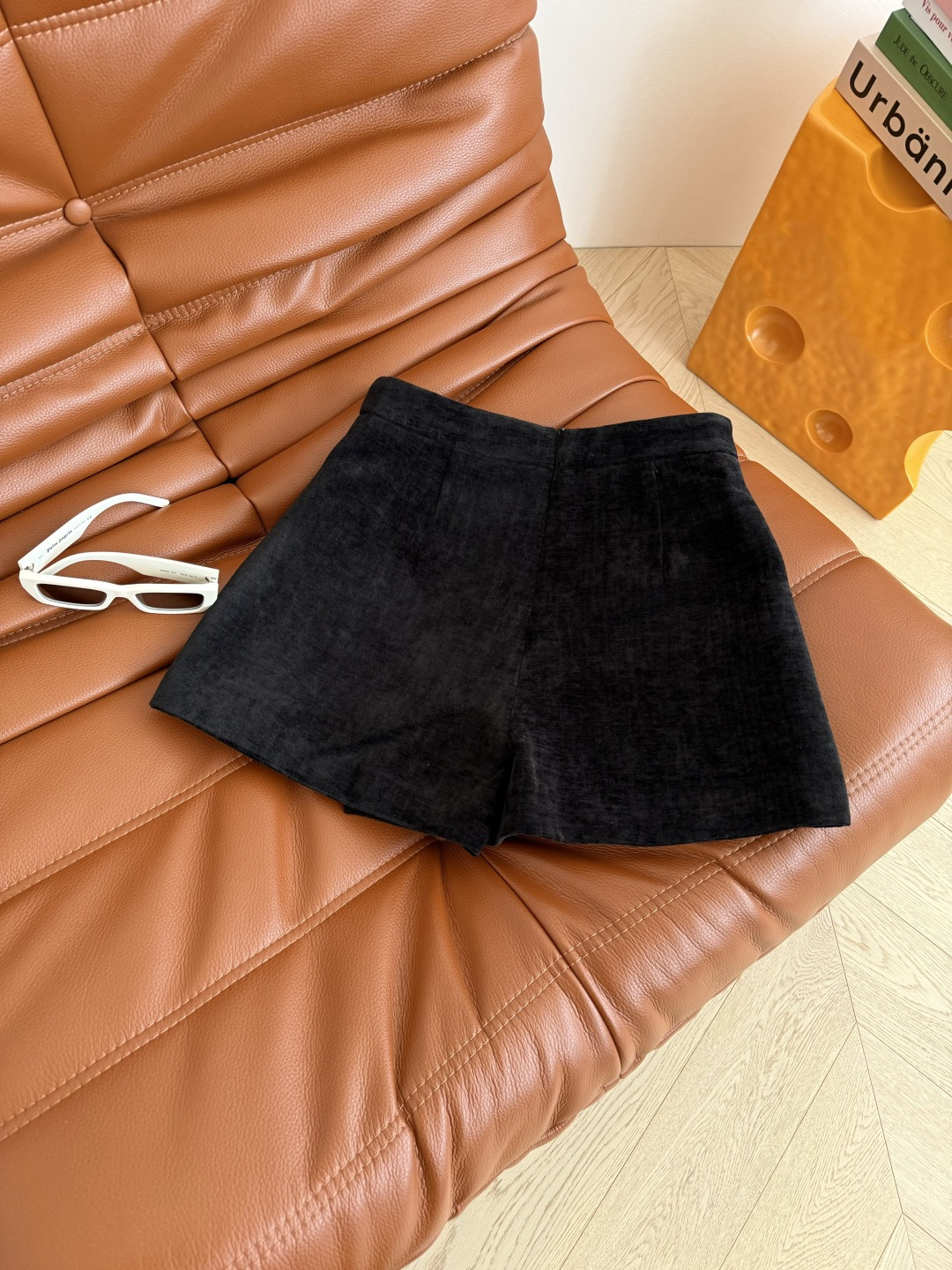 解锁你冬天所有的搭配 25秋冬 一粒扣搭片设计丝绒裤裙 非常优秀的搭配单品 冬天外套或者大衣底下都可以用