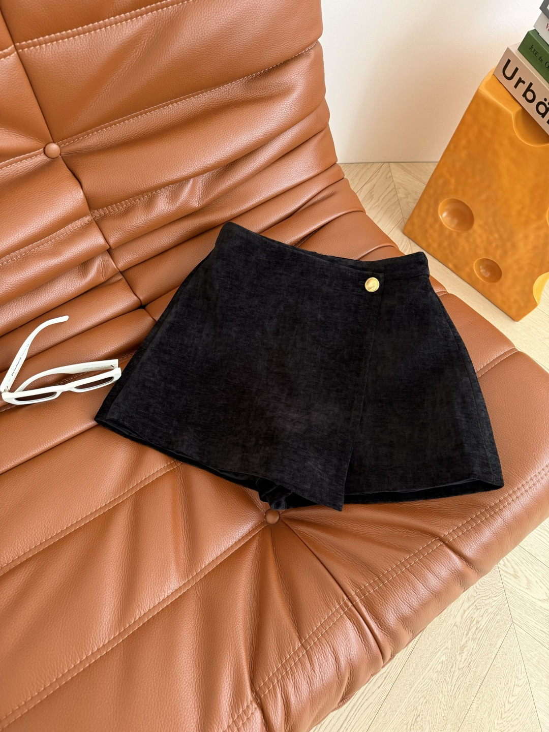 解锁你冬天所有的搭配 25秋冬 一粒扣搭片设计丝绒裤裙 非常优秀的搭配单品 冬天外套或者大衣底下都可以用