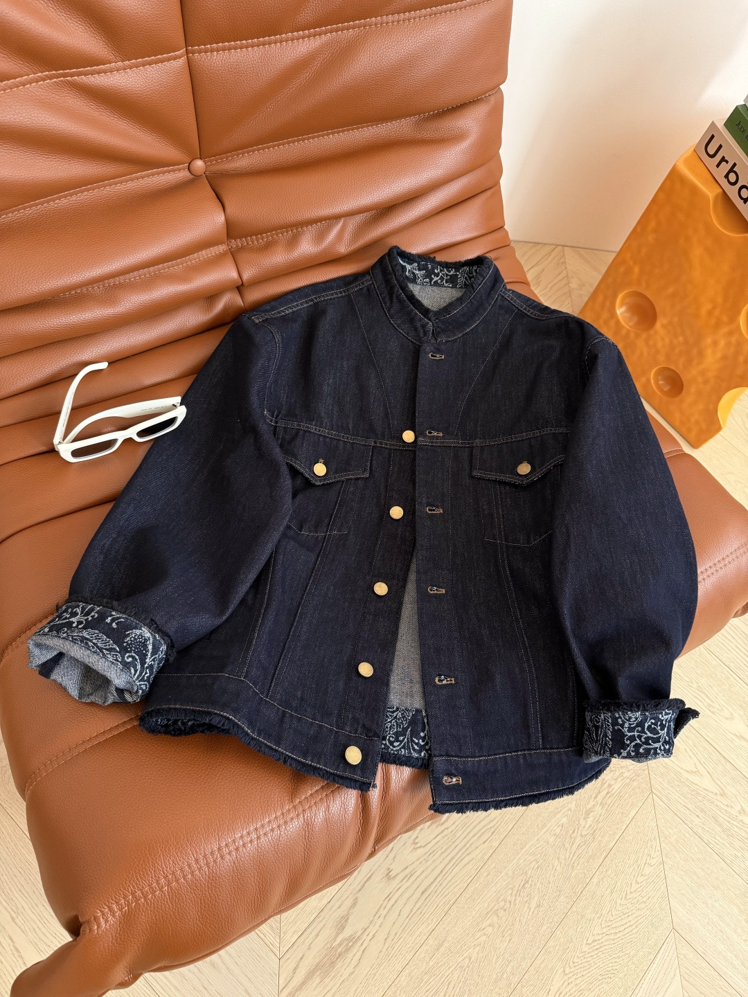 25秋冬 流苏毛边设计牛仔夹克外套 内里腰果花印花细节太好看了 袖口可以卷边穿 一整个复古的Look 老