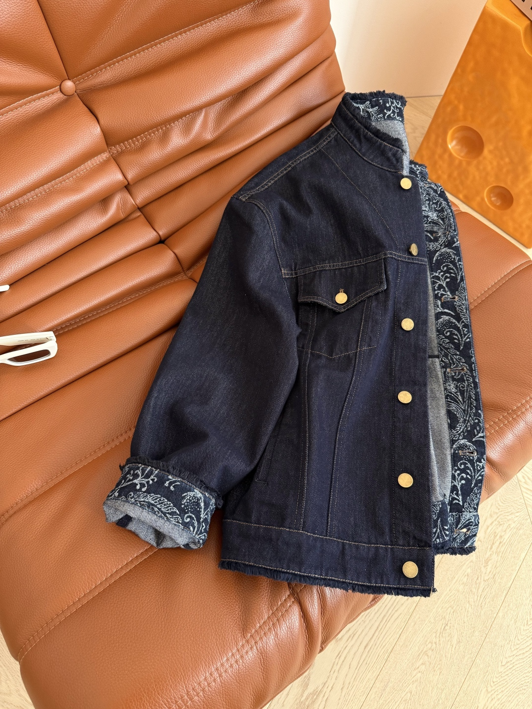 25秋冬 流苏毛边设计牛仔夹克外套 内里腰果花印花细节太好看了 袖口可以卷边穿 一整个复古的Look 老