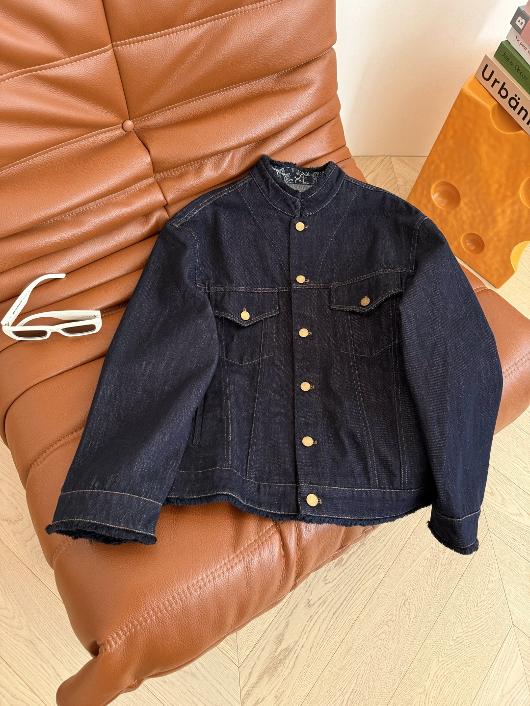 25秋冬 流苏毛边设计牛仔夹克外套 内里腰果花印花细节太好看了 袖口可以卷边穿 一整个复古的Look 老