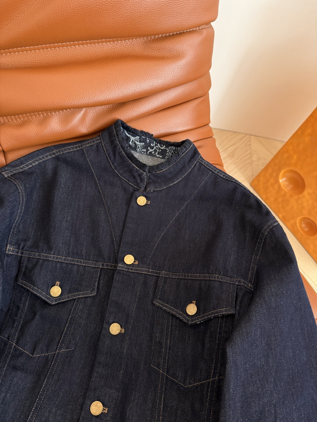 25秋冬 流苏毛边设计牛仔夹克外套 内里腰果花印花细节太好看了 袖口可以卷边穿 一整个复古的Look 老