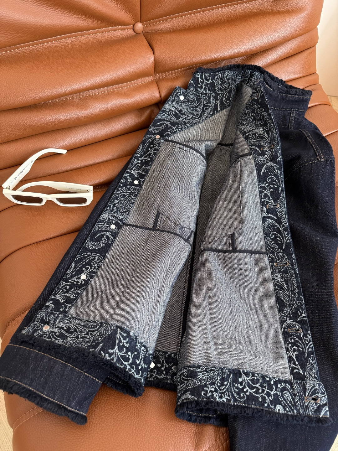 25秋冬 流苏毛边设计牛仔夹克外套 内里腰果花印花细节太好看了 袖口可以卷边穿 一整个复古的Look 老