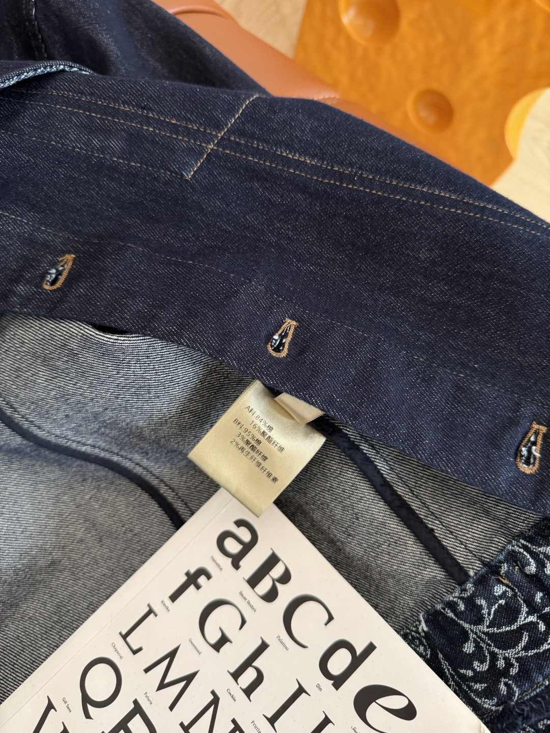 25秋冬 流苏毛边设计牛仔夹克外套 内里腰果花印花细节太好看了 袖口可以卷边穿 一整个复古的Look 老