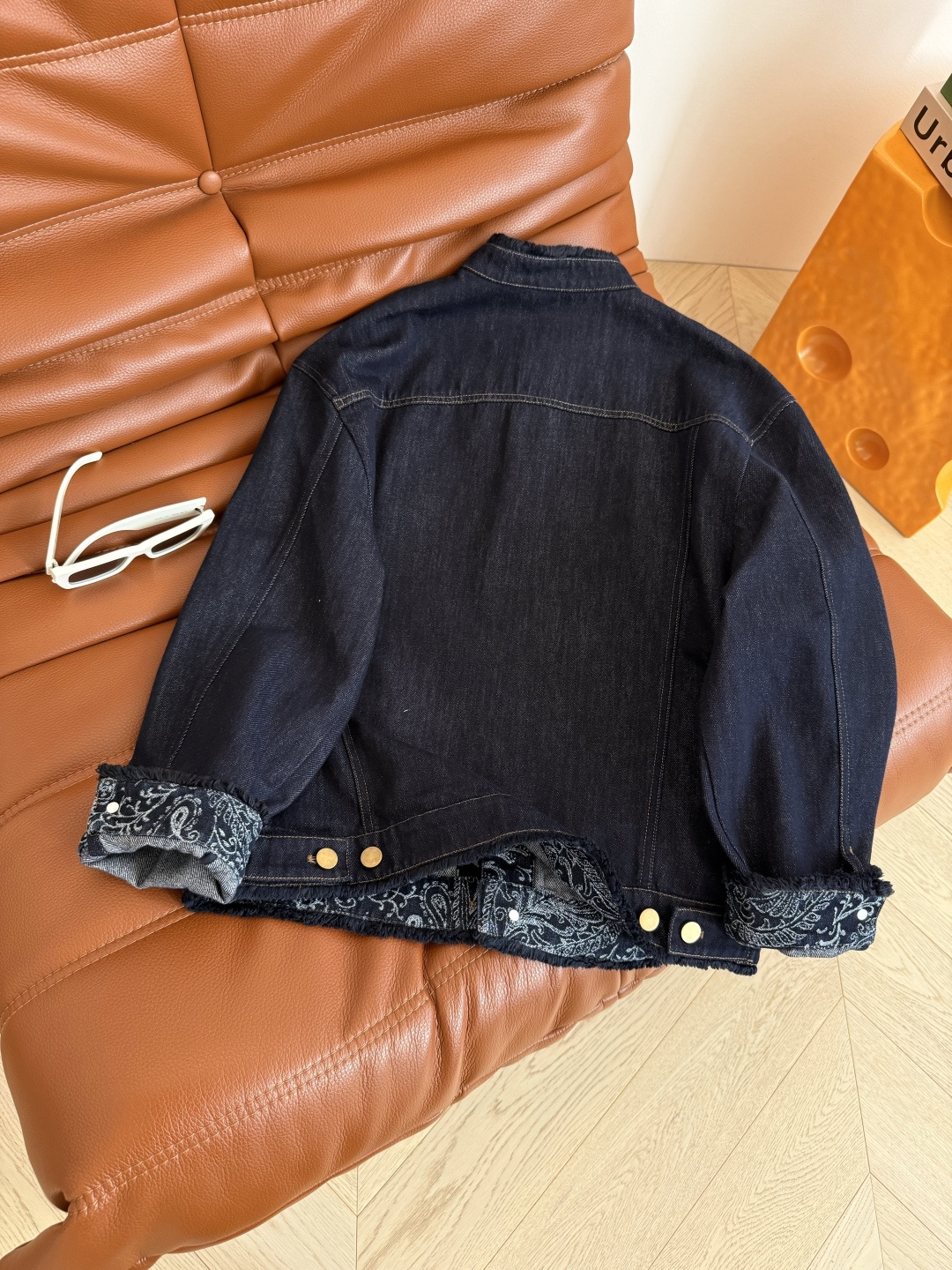 25秋冬 流苏毛边设计牛仔夹克外套 内里腰果花印花细节太好看了 袖口可以卷边穿 一整个复古的Look 老