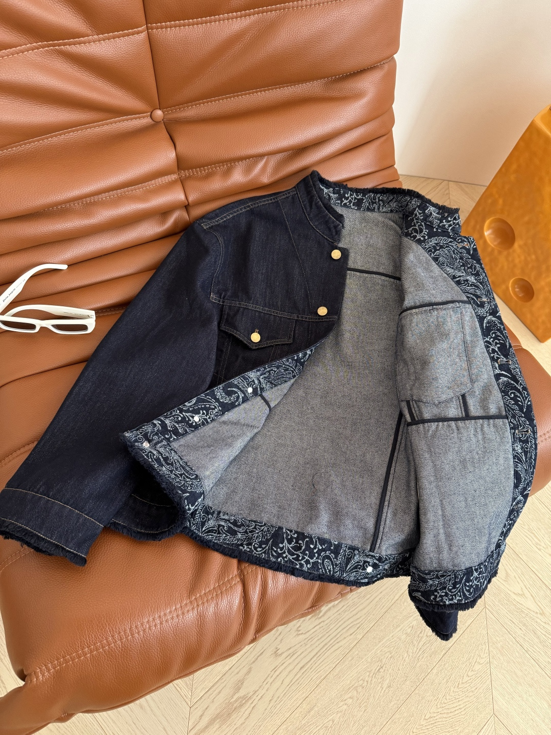 25秋冬 流苏毛边设计牛仔夹克外套 内里腰果花印花细节太好看了 袖口可以卷边穿 一整个复古的Look 老