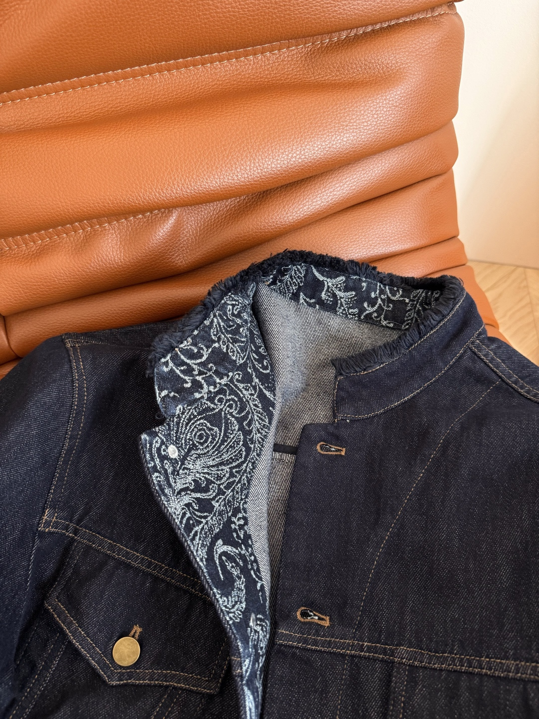 25秋冬 流苏毛边设计牛仔夹克外套 内里腰果花印花细节太好看了 袖口可以卷边穿 一整个复古的Look 老