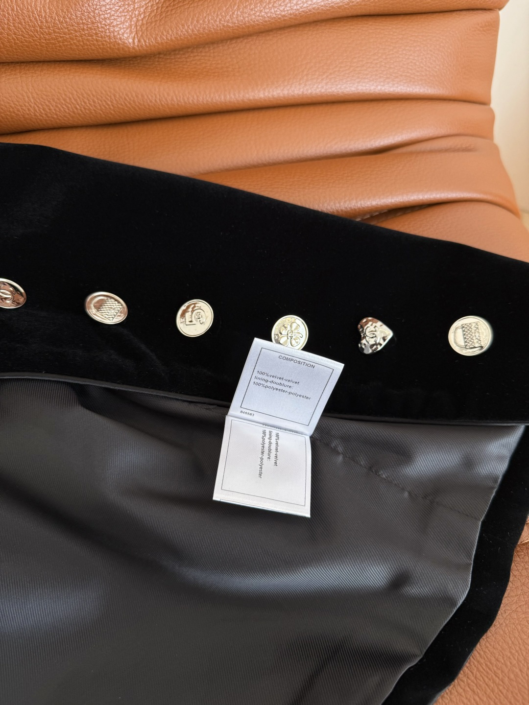 复古时髦 25秋冬 双排小银扣设计丝绒马甲 精致又洋气 老钱富贵穿法 搭配衬衫或者T恤穿都可以 外面也可