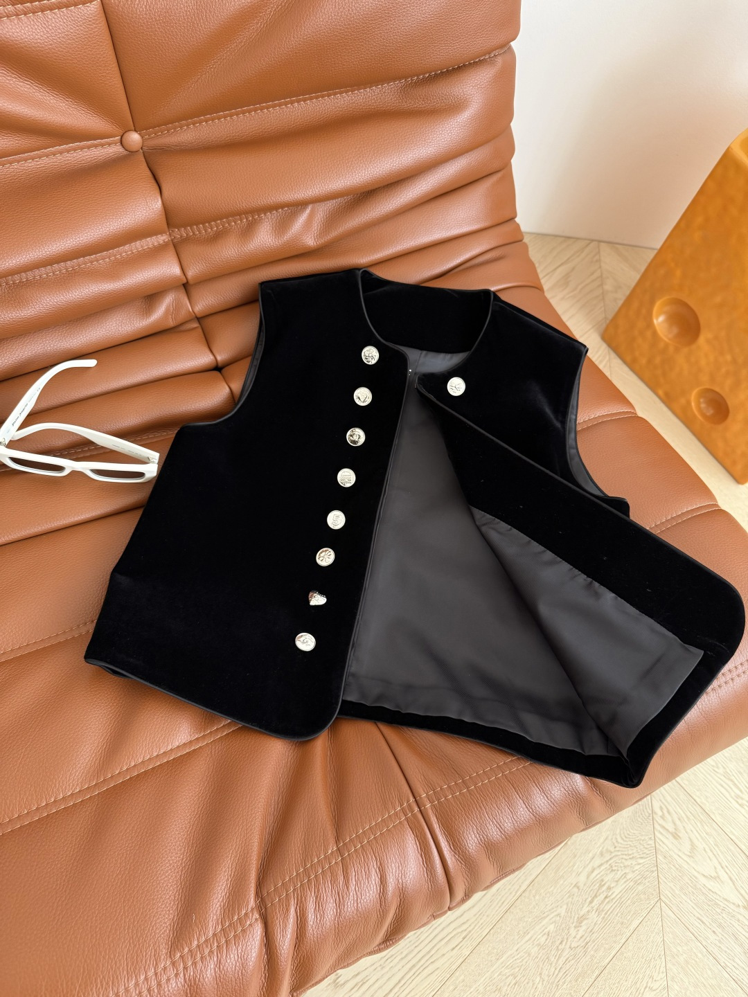 复古时髦 25秋冬 双排小银扣设计丝绒马甲 精致又洋气 老钱富贵穿法 搭配衬衫或者T恤穿都可以 外面也可