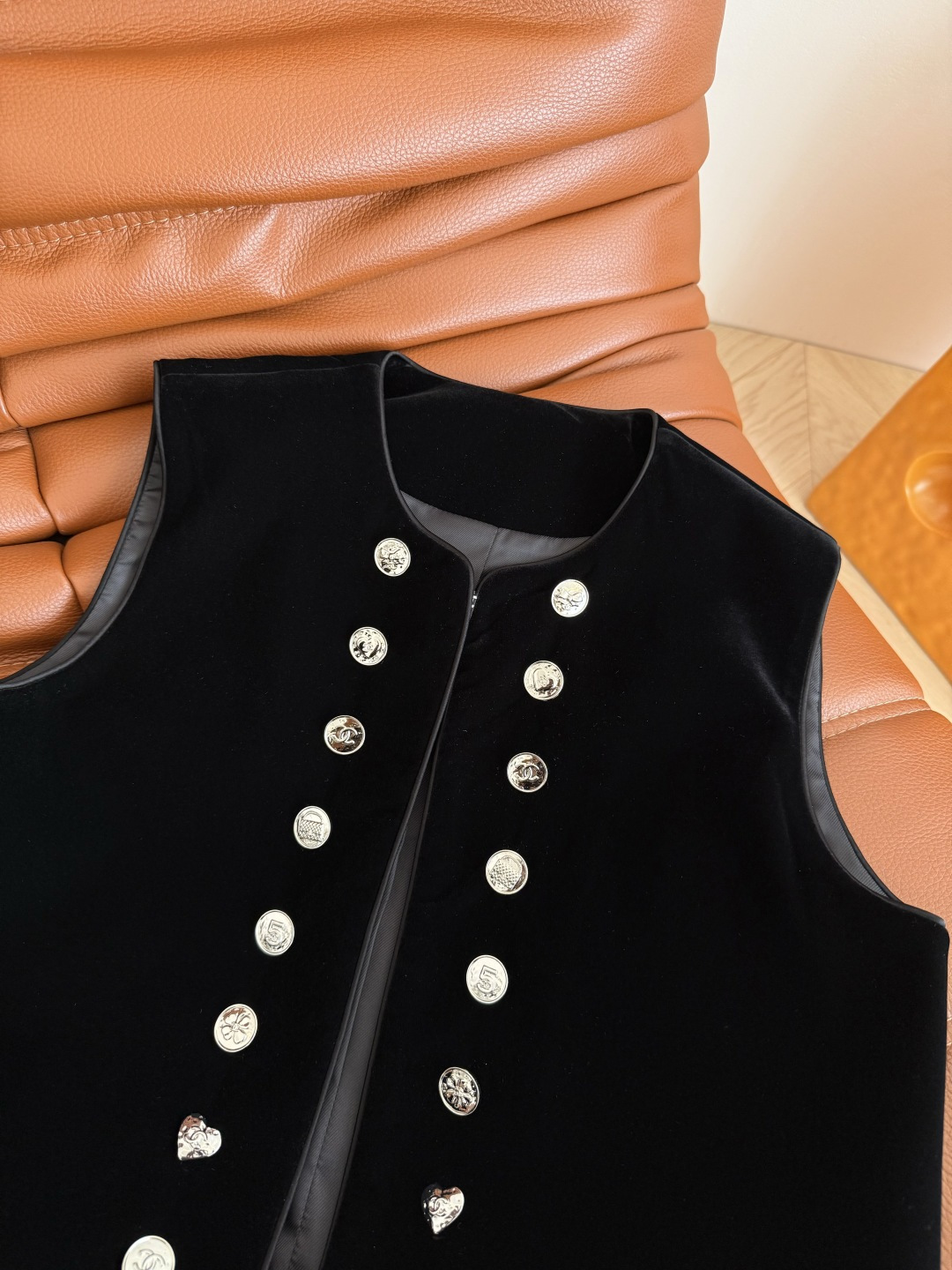 复古时髦 25秋冬 双排小银扣设计丝绒马甲 精致又洋气 老钱富贵穿法 搭配衬衫或者T恤穿都可以 外面也可