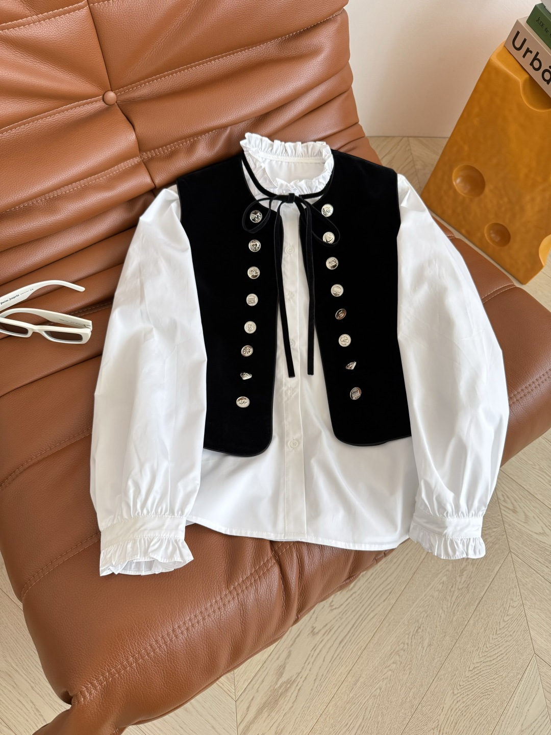 复古时髦 25秋冬 双排小银扣设计丝绒马甲 精致又洋气 老钱富贵穿法 搭配衬衫或者T恤穿都可以 外面也可