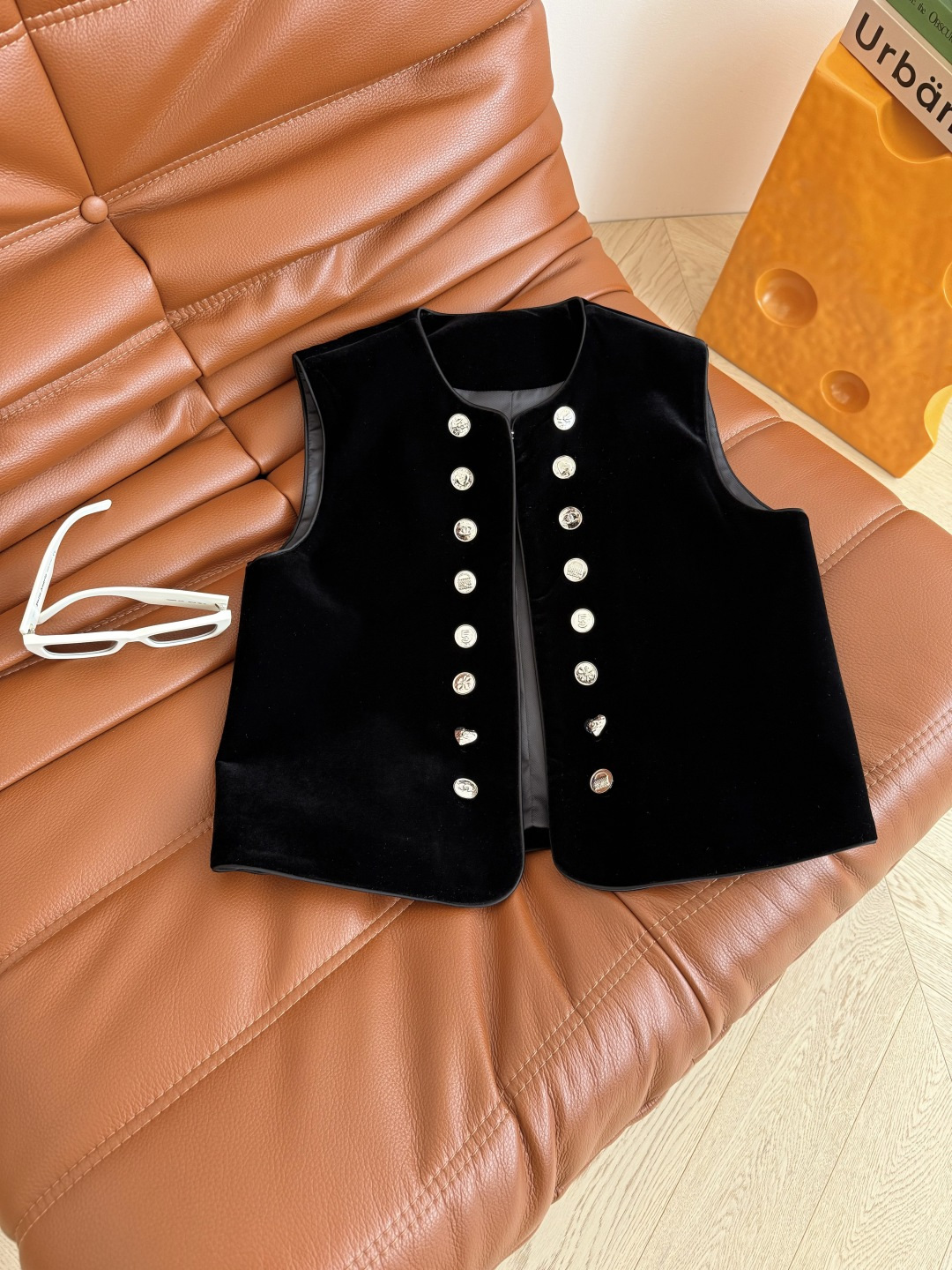 复古时髦 25秋冬 双排小银扣设计丝绒马甲 精致又洋气 老钱富贵穿法 搭配衬衫或者T恤穿都可以 外面也可