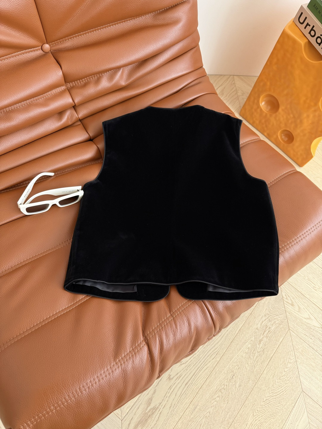 复古时髦 25秋冬 双排小银扣设计丝绒马甲 精致又洋气 老钱富贵穿法 搭配衬衫或者T恤穿都可以 外面也可