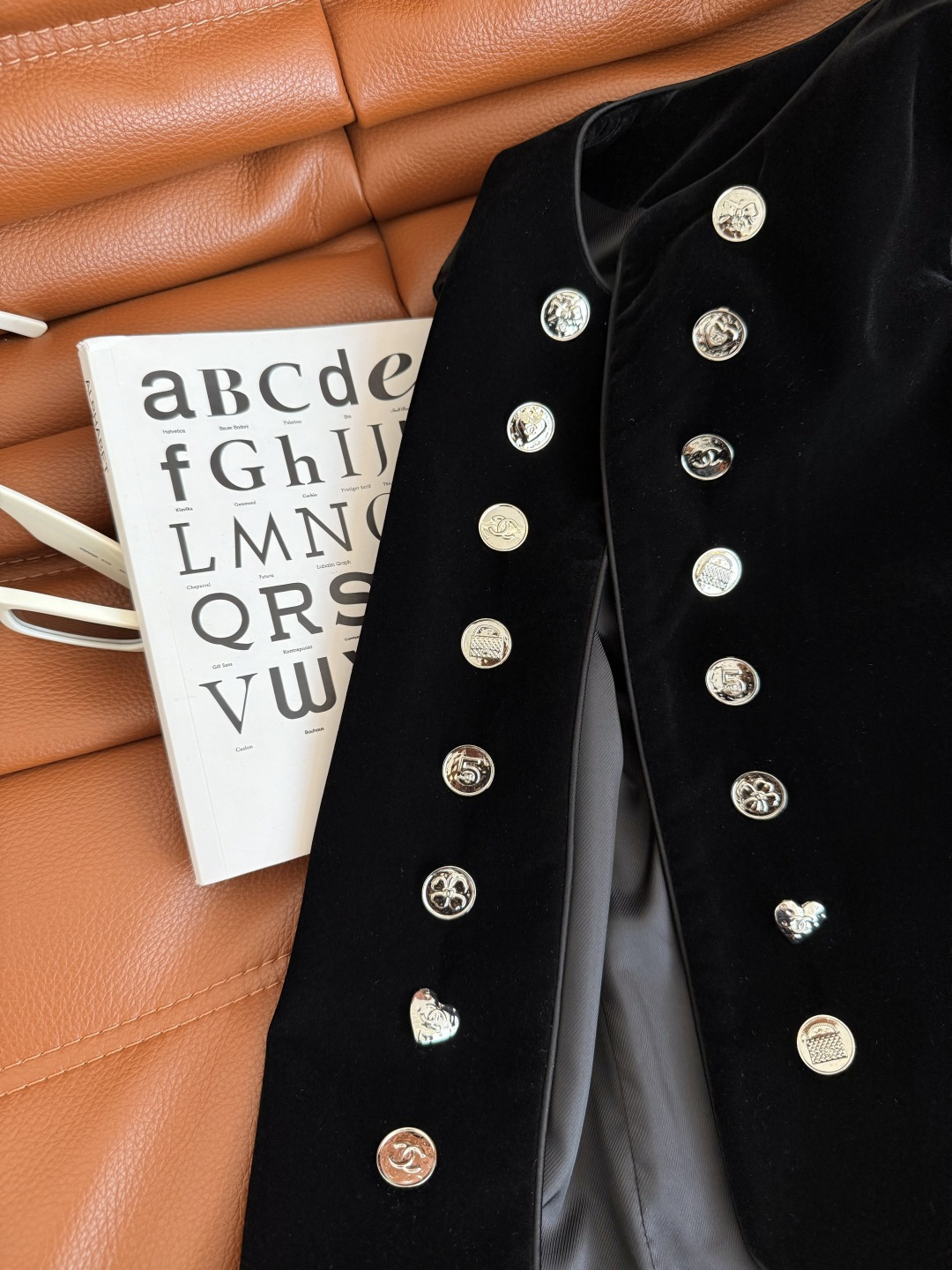 复古时髦 25秋冬 双排小银扣设计丝绒马甲 精致又洋气 老钱富贵穿法 搭配衬衫或者T恤穿都可以 外面也可