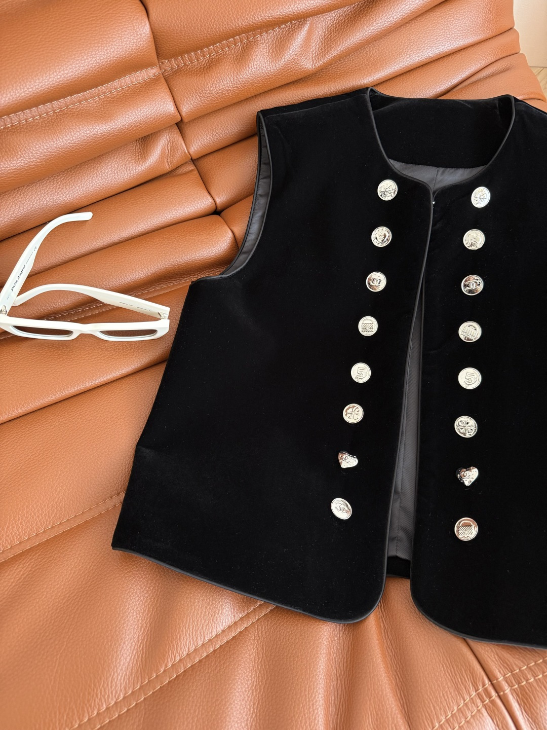 复古时髦 25秋冬 双排小银扣设计丝绒马甲 精致又洋气 老钱富贵穿法 搭配衬衫或者T恤穿都可以 外面也可