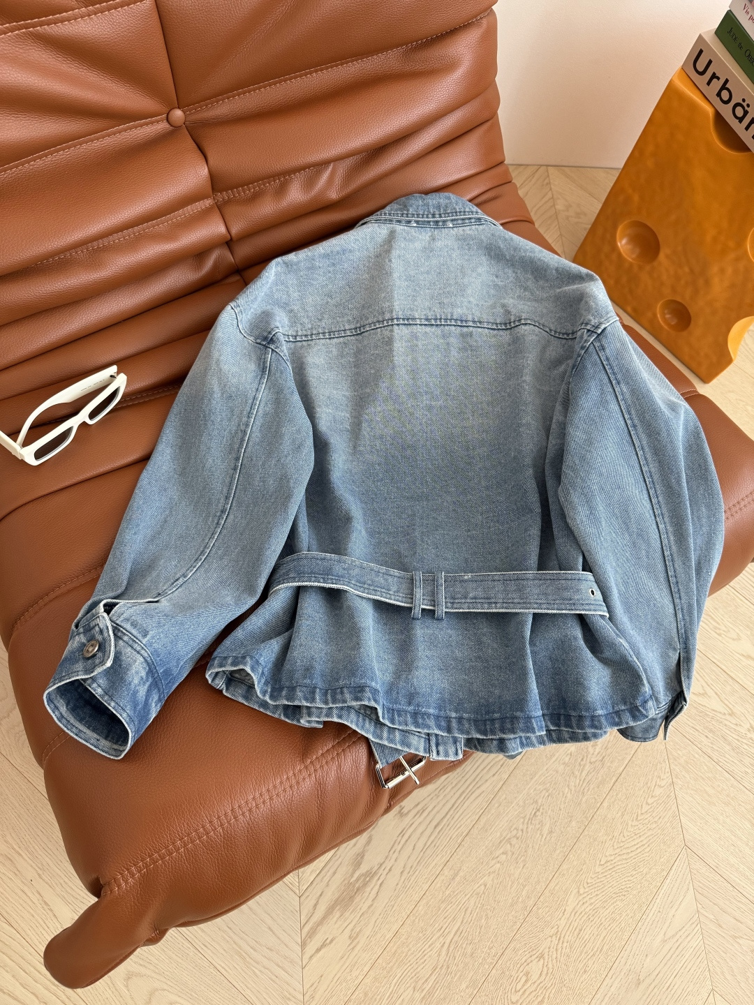 时髦穿搭 25早秋 小蜜蜂刺绣点缀～系腰带设计牛仔外套 让日常穿搭多一份松弛和氛围感 各种身材都能驾驭 