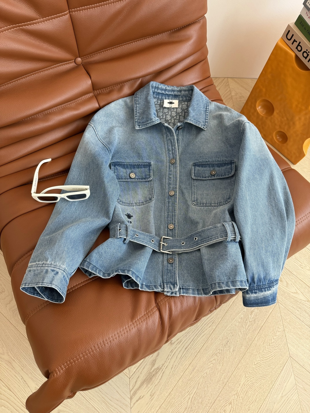 时髦穿搭 25早秋 小蜜蜂刺绣点缀～系腰带设计牛仔外套 让日常穿搭多一份松弛和氛围感 各种身材都能驾驭 