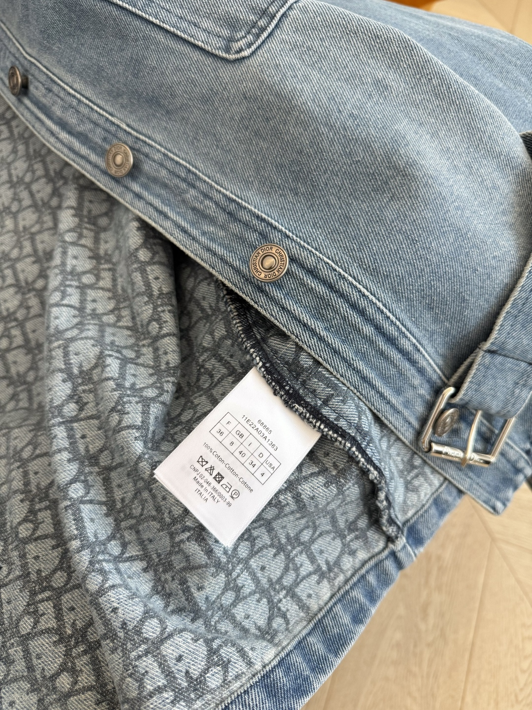 时髦穿搭 25早秋 小蜜蜂刺绣点缀～系腰带设计牛仔外套 让日常穿搭多一份松弛和氛围感 各种身材都能驾驭 