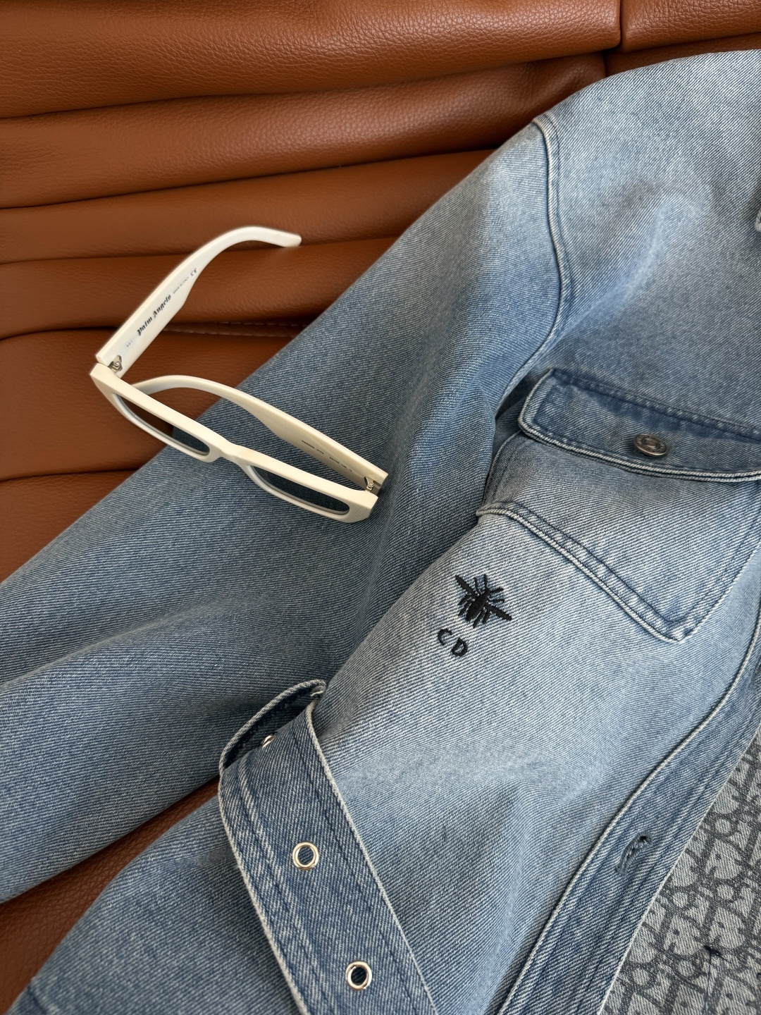 时髦穿搭 25早秋 小蜜蜂刺绣点缀～系腰带设计牛仔外套 让日常穿搭多一份松弛和氛围感 各种身材都能驾驭 