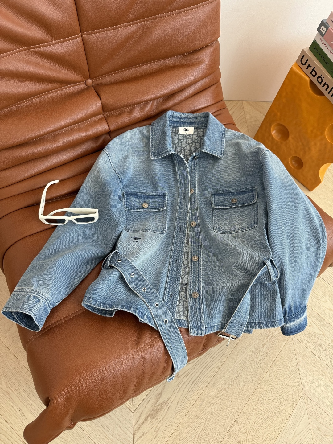 时髦穿搭 25早秋 小蜜蜂刺绣点缀～系腰带设计牛仔外套 让日常穿搭多一份松弛和氛围感 各种身材都能驾驭 