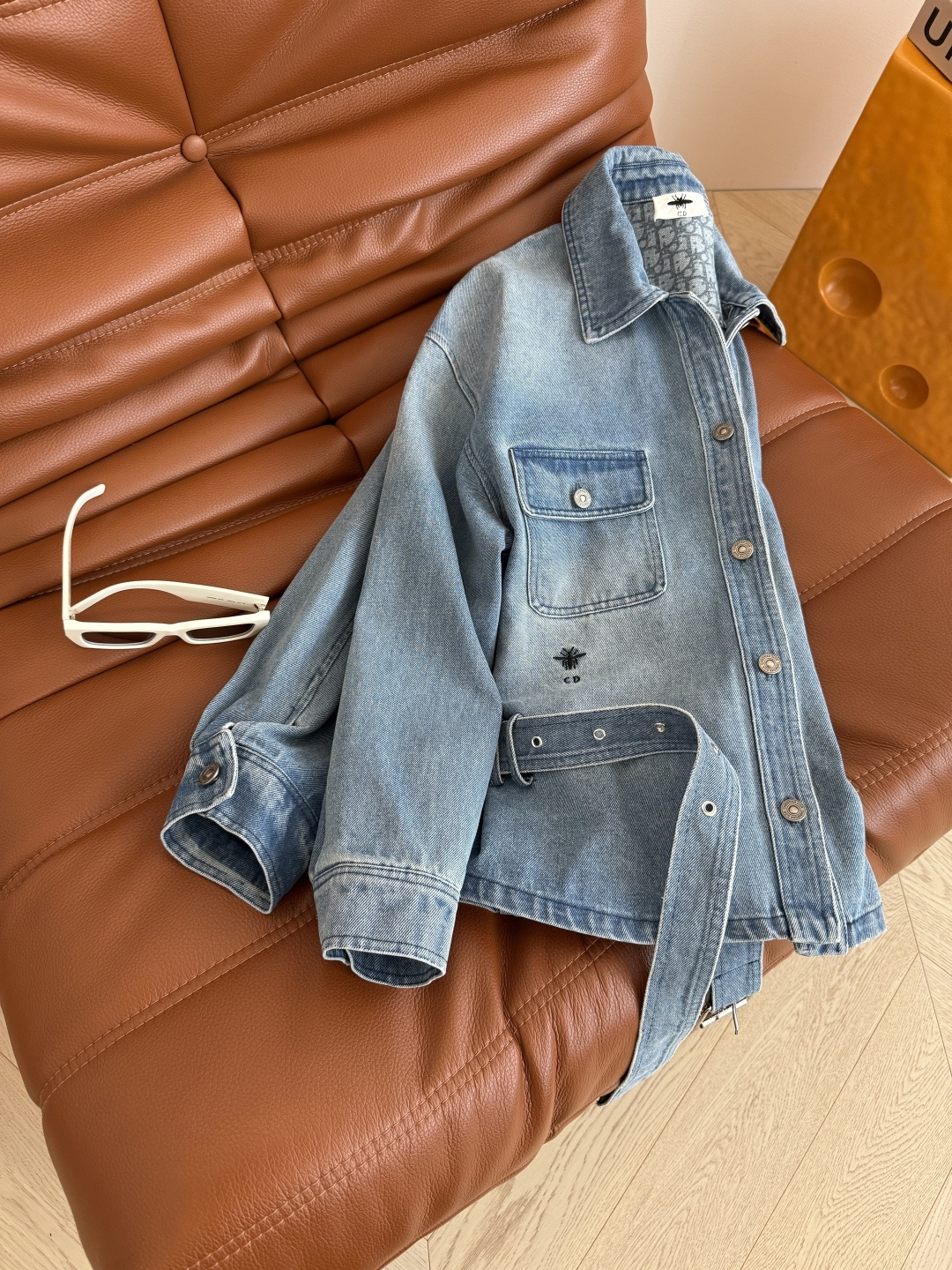 时髦穿搭 25早秋 小蜜蜂刺绣点缀～系腰带设计牛仔外套 让日常穿搭多一份松弛和氛围感 各种身材都能驾驭 