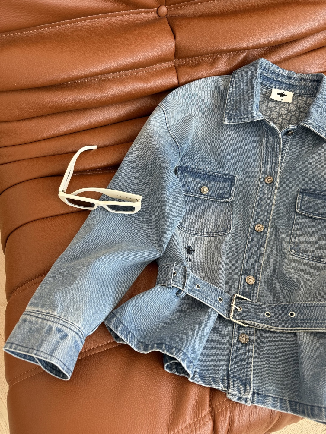 时髦穿搭 25早秋 小蜜蜂刺绣点缀～系腰带设计牛仔外套 让日常穿搭多一份松弛和氛围感 各种身材都能驾驭 