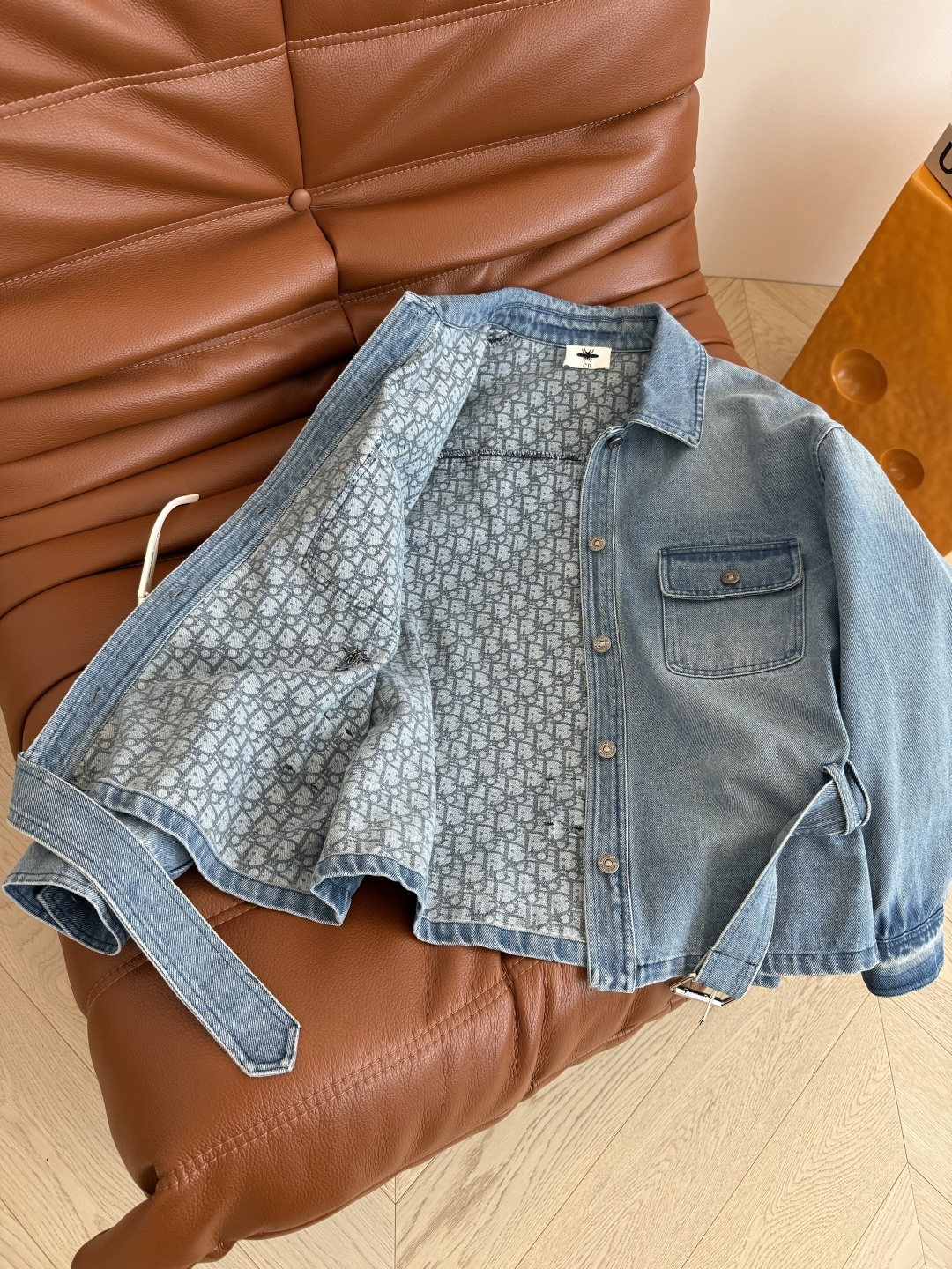 时髦穿搭 25早秋 小蜜蜂刺绣点缀～系腰带设计牛仔外套 让日常穿搭多一份松弛和氛围感 各种身材都能驾驭 