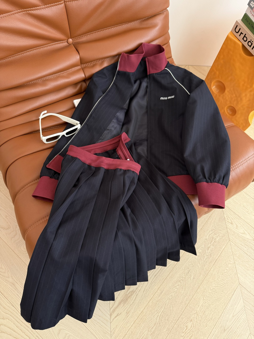 李斯丹妮同款 25 秋冬 暗红色撞色设计一套搭配 黑红复古搭配很有感觉 复古张力Max 短款廓形夹克外套