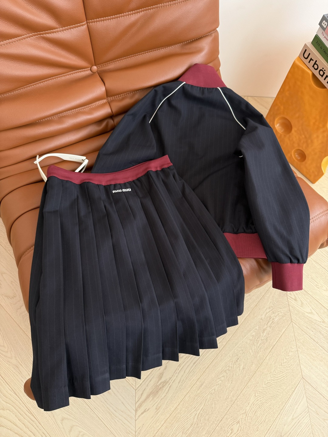 李斯丹妮同款 25 秋冬 暗红色撞色设计一套搭配 黑红复古搭配很有感觉 复古张力Max 短款廓形夹克外套