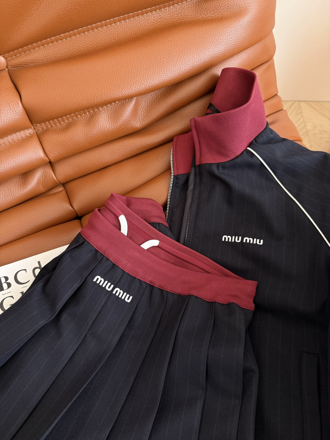 李斯丹妮同款 25 秋冬 暗红色撞色设计一套搭配 黑红复古搭配很有感觉 复古张力Max 短款廓形夹克外套