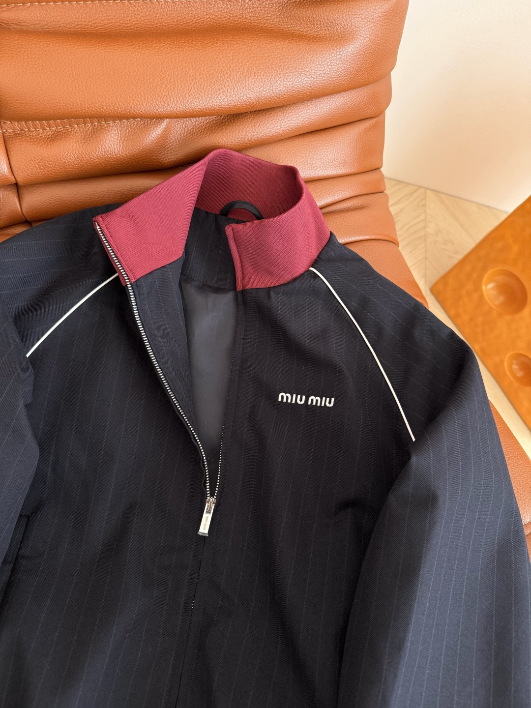 李斯丹妮同款 25 秋冬 暗红色撞色设计一套搭配 黑红复古搭配很有感觉 复古张力Max 短款廓形夹克外套