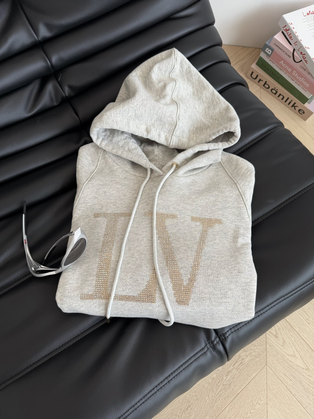 25秋冬新款 字母logo烫钻工艺连帽卫衣 浅花灰色特别百搭 属于耐看的颜色 连帽卫衣真的穿不腻 单穿或